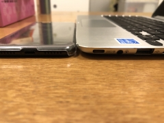 ChromebookとiPhone薄さ比較